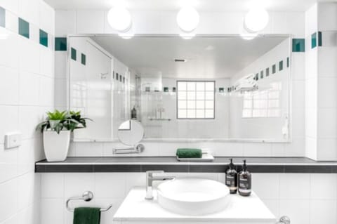 Deluxe Spa Room, Free Wi-Fi & Parking | Bathroom | Eco-friendly toiletries, hair dryer, towels