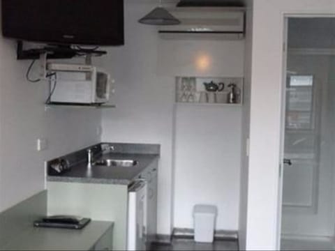 Queen Spa Studio  | Private kitchenette | Fridge, microwave, electric kettle, cookware/dishes/utensils