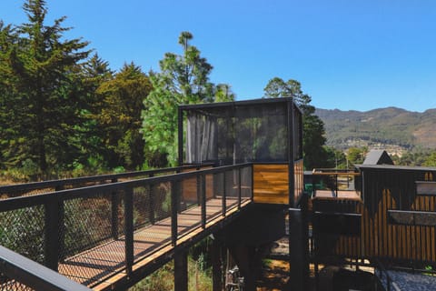 Pequeña cabaña rodante elevada en las montañas | Terrace/patio