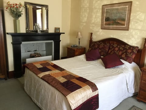 Classic Room, 1 Queen Bed | Iron/ironing board, free WiFi, bed sheets