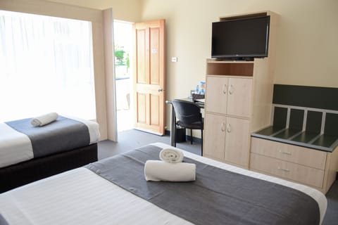 Deluxe Triple Room | Laptop workspace, iron/ironing board, free WiFi, bed sheets