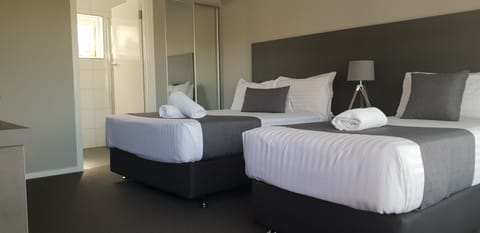 Executive Triple Room | Laptop workspace, iron/ironing board, free WiFi, bed sheets