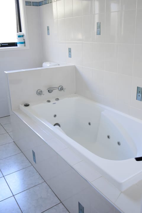 Apartment, 2 Bedrooms | Bathroom | Shower, hair dryer, towels