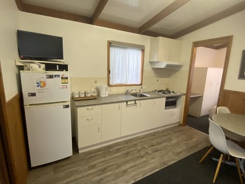 Self-contained Cabin | Private kitchen | Full-size fridge, microwave, stovetop, coffee/tea maker