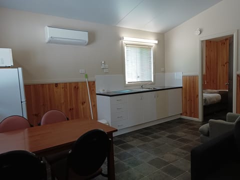 Deluxe Room, Non Smoking, Kitchen (Deluxe 2 Bdrm Cabin) | Private kitchen