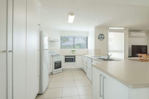 Deluxe Garden View 2 Bedroom Apartment | Private kitchen | Full-size fridge, microwave, stovetop, dishwasher