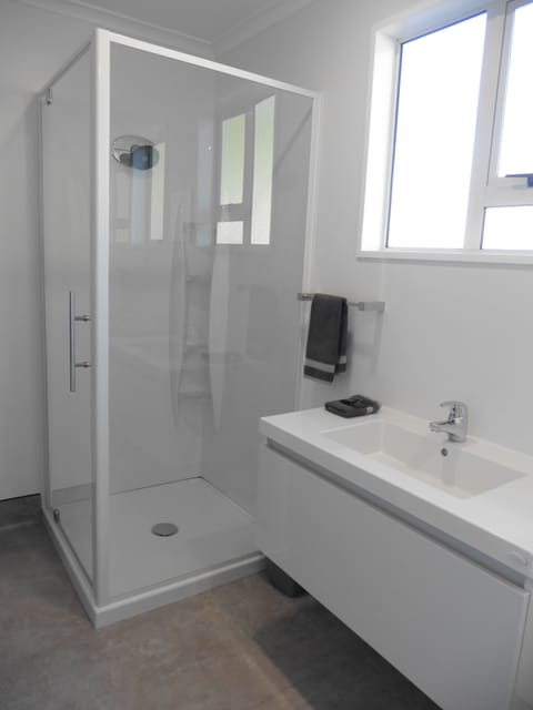 Studio Unit with Kitchenette | Bathroom | Shower, free toiletries, hair dryer, towels