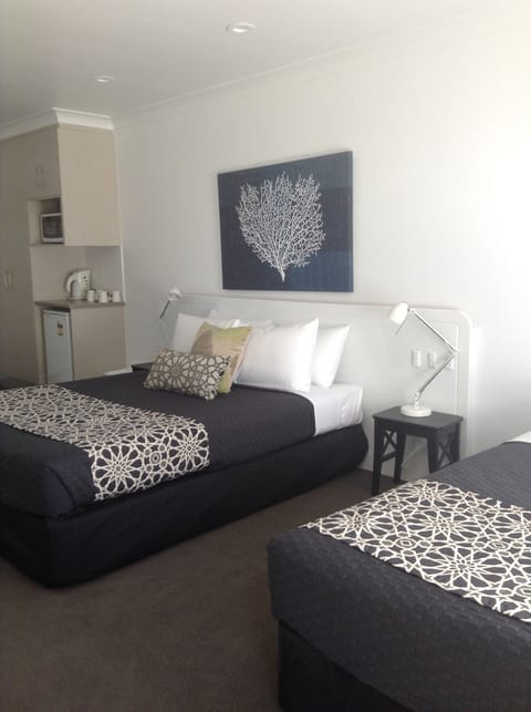 Family Room, 1 Bedroom, Non Smoking, Courtyard View | Soundproofing, iron/ironing board, free WiFi, bed sheets
