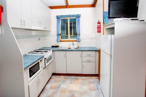 2 Bedroom Cabin - Ibis | Private kitchenette | Fridge, microwave, stovetop, coffee/tea maker