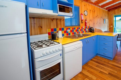 2 Bedroom Cabin - Heron | Private kitchenette | Fridge, microwave, stovetop, coffee/tea maker