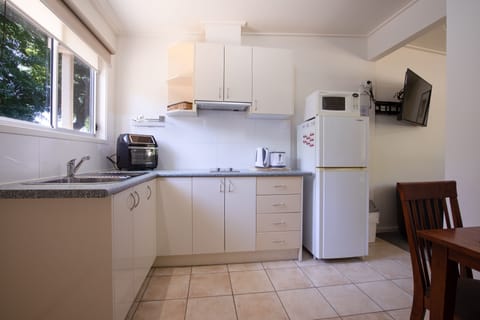 Deluxe Room, 1 Queen Bed, Kitchenette, Garden View | Private kitchen | Microwave, coffee/tea maker, electric kettle, toaster