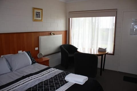Standard Room, Non Smoking (Queen Room) | Desk, iron/ironing board, free WiFi, bed sheets