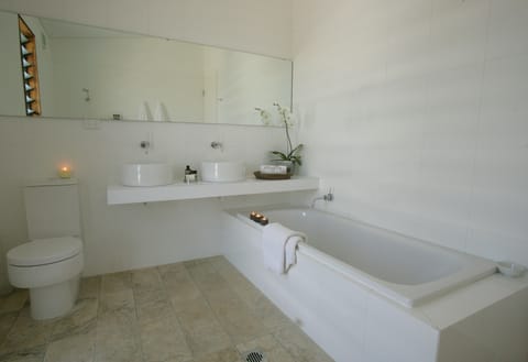 Separate tub and shower, deep soaking tub, free toiletries, hair dryer