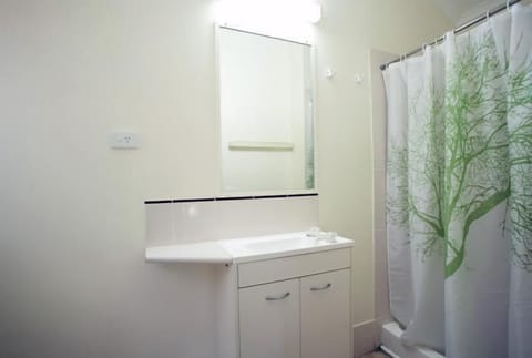 Standard Room, Kitchenette (Garden Cabin) | Bathroom sink
