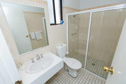 Standard Room with King Bed | Bathroom | Free toiletries, hair dryer, towels