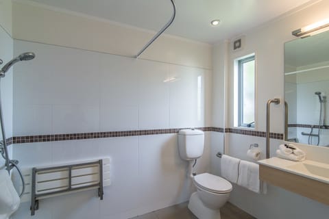 Executive Studio, Non Smoking, Kitchenette (Executive Queen) | Bathroom | Shower, hair dryer, towels