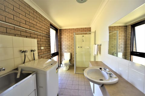 Apartment | Bathroom | Shower, free toiletries, towels