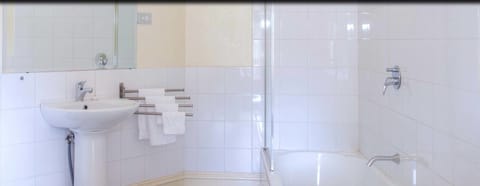 Combined shower/tub, towels