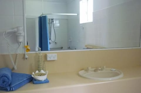 Standard Suite, 1 Bedroom, Non Smoking (Double Room) | Bathroom sink