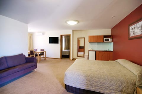Executive Two Room Suite | Private kitchenette | Fridge, microwave, cookware/dishes/utensils