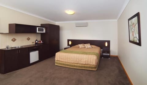Executive Spa Room | Premium bedding, minibar, soundproofing, iron/ironing board