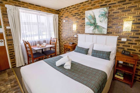 Standard Queen Room | Desk, iron/ironing board, free WiFi