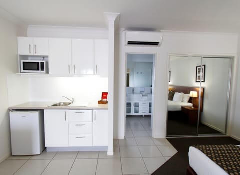 Executive King Suite | Private kitchen | Microwave, electric kettle