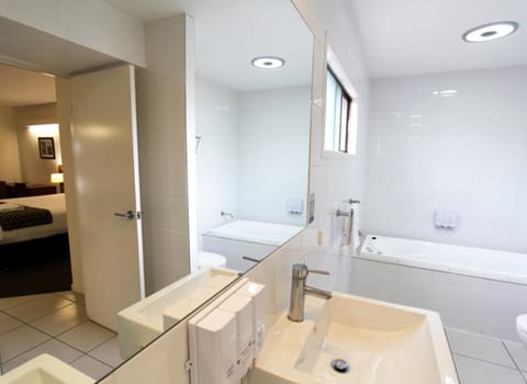 Deluxe King Suite | Bathroom | Free toiletries, hair dryer, towels