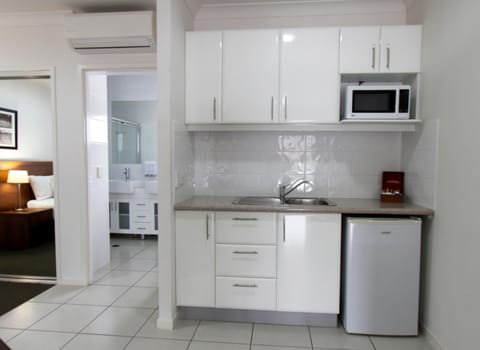 Executive King Suite | Private kitchen | Microwave, electric kettle