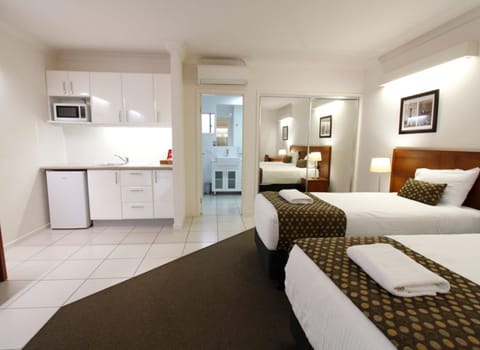 Deluxe Twin Suite | Desk, iron/ironing board, free WiFi, bed sheets