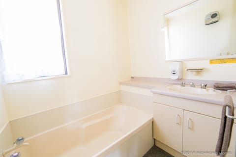 Three Bedroom Motel Room | Bathroom | Towels