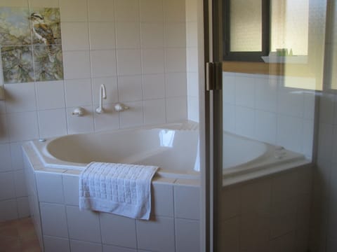 Kookaburra Lodge | Jetted tub