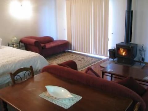 Kookaburra Lodge | 1 bedroom, pillowtop beds, bed sheets