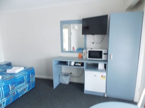 Standard Suite, 1 Bedroom, Non Smoking (Twin Share) | Private kitchenette | Electric kettle