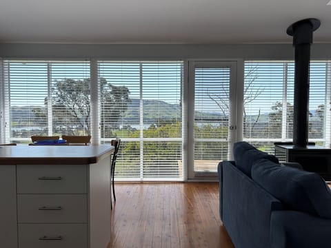 Family Cottage, 2 Bedrooms, Non Smoking, Lake View (Wattle Spa Cottage) | Living area | Flat-screen TV, fireplace, DVD player