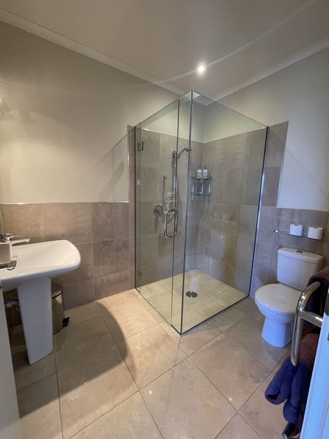 Standard Suite, 1 Bedroom, Non Smoking (Koru) | Bathroom | Shower, free toiletries, hair dryer, bathrobes