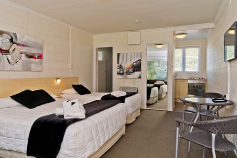 Executive Suite, Kitchen | Bathroom | Shower, free toiletries, towels