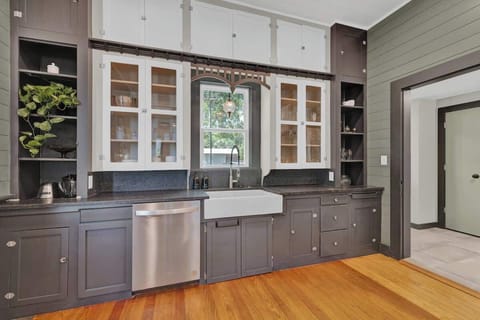 Fully equipped kitchen.