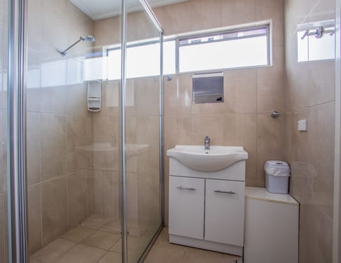 Room, 1 Bedroom | Bathroom | Shower, free toiletries, hair dryer, towels