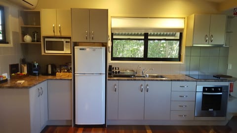 Superior Cottage, Black Cockatoo  | Private kitchen | Full-size fridge, microwave, oven, stovetop