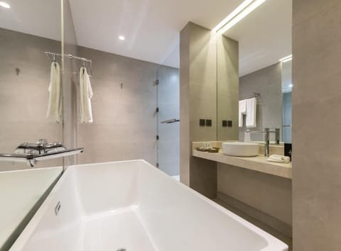 King Suite with balcony | Bathroom | Free toiletries, hair dryer, bathrobes, slippers