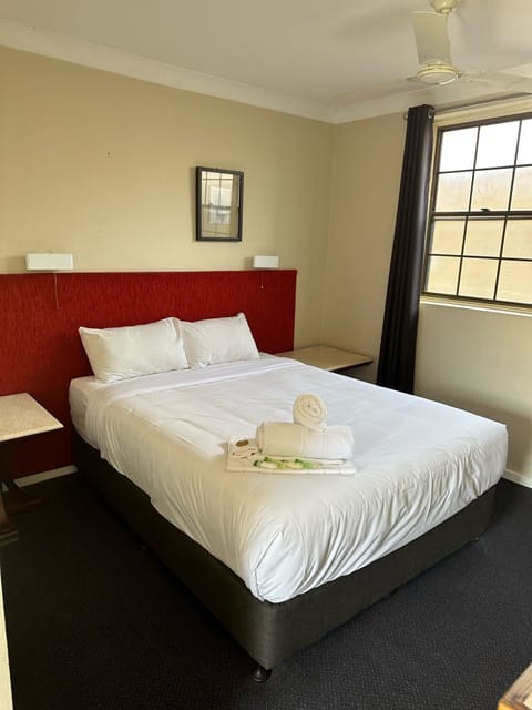 Standard Room, Non Smoking (Sandard Queen Room) | Iron/ironing board, free WiFi, bed sheets