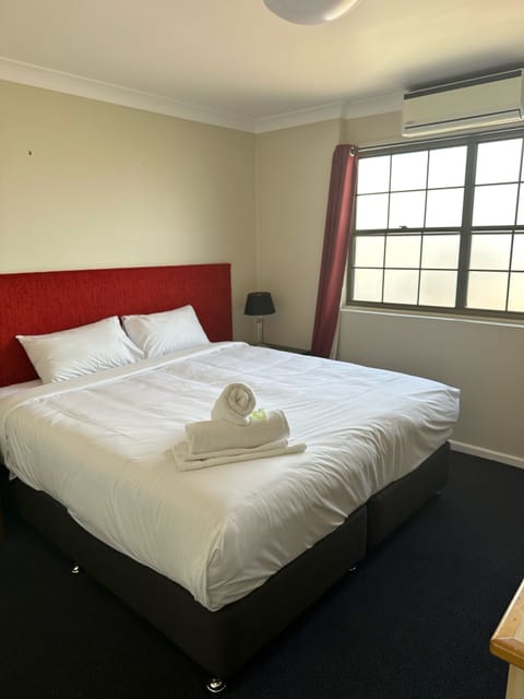 Standard Room, 1 King Bed, Non Smoking (Sandard Queen Room) | Iron/ironing board, free WiFi, bed sheets