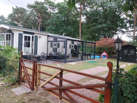 The outside view with garden furniture, a seirre and garden shed of BPW 1105 Bospark 't Wolfsven - EEZZ