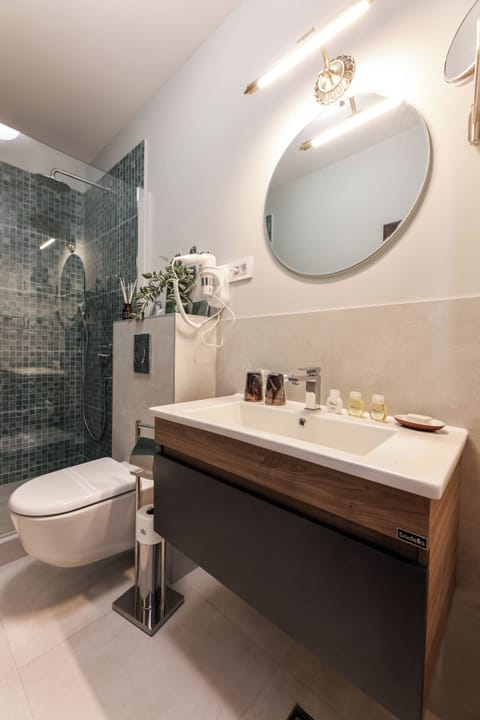 Deluxe Double Room | Bathroom | Shower, rainfall showerhead, free toiletries, hair dryer