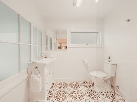 Fernery Room | Bathroom | Shower, free toiletries, hair dryer, towels