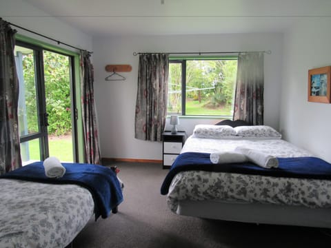 Queen & Single Room With Bathroom | Iron/ironing board, free WiFi, bed sheets