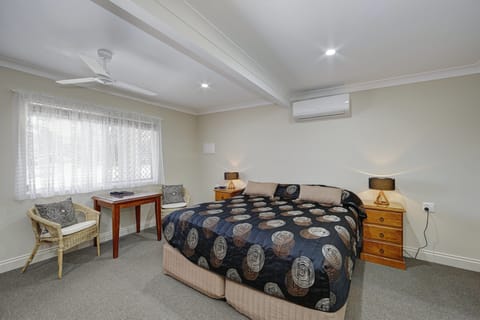 Deluxe King/Disabled | Premium bedding, pillowtop beds, iron/ironing board, free WiFi