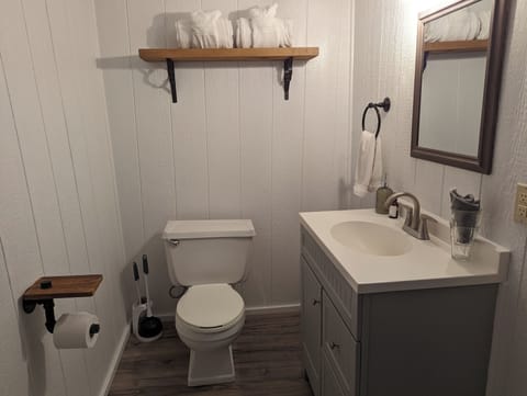 Classic Cabin | Bathroom | Bathtub, towels, soap