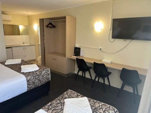 Standard Queen Room | Iron/ironing board, free WiFi, bed sheets